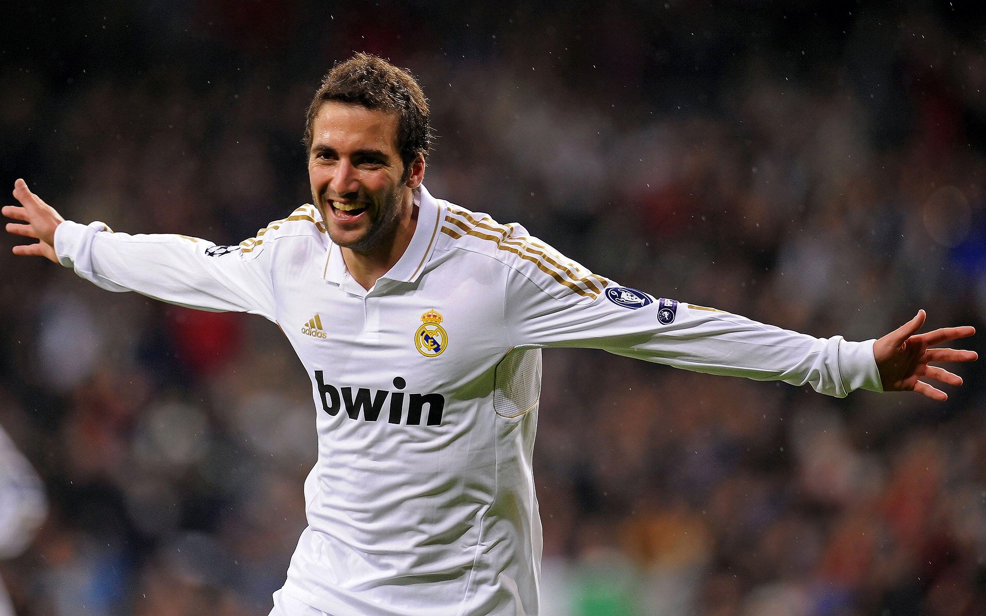 “费尔南多·比亚尔巴的创新踢球为美洲狮队注入新活力”