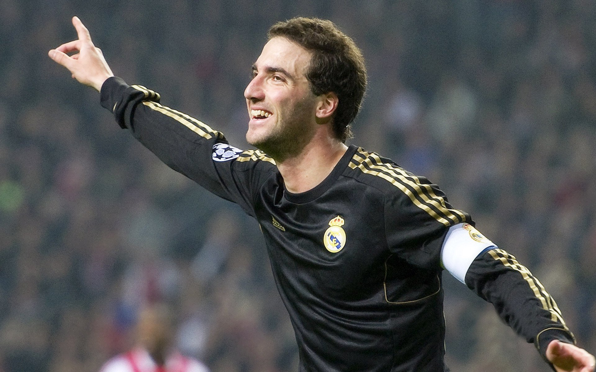 未来足球:多元能源整合,场馆全面实现可再生能源利用,能源方案球场